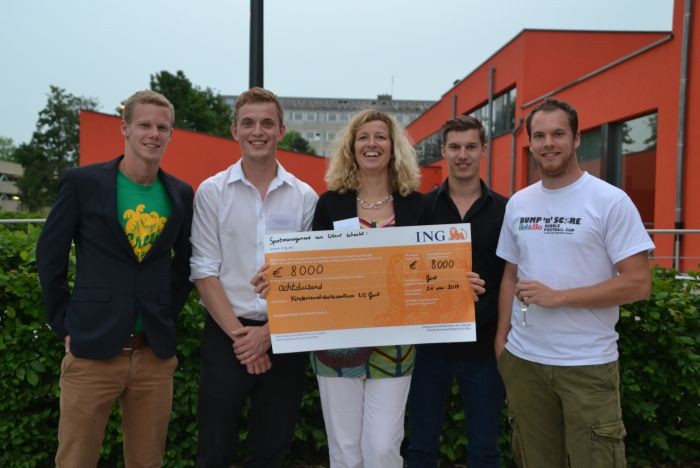 studenten schenken 8000 euro